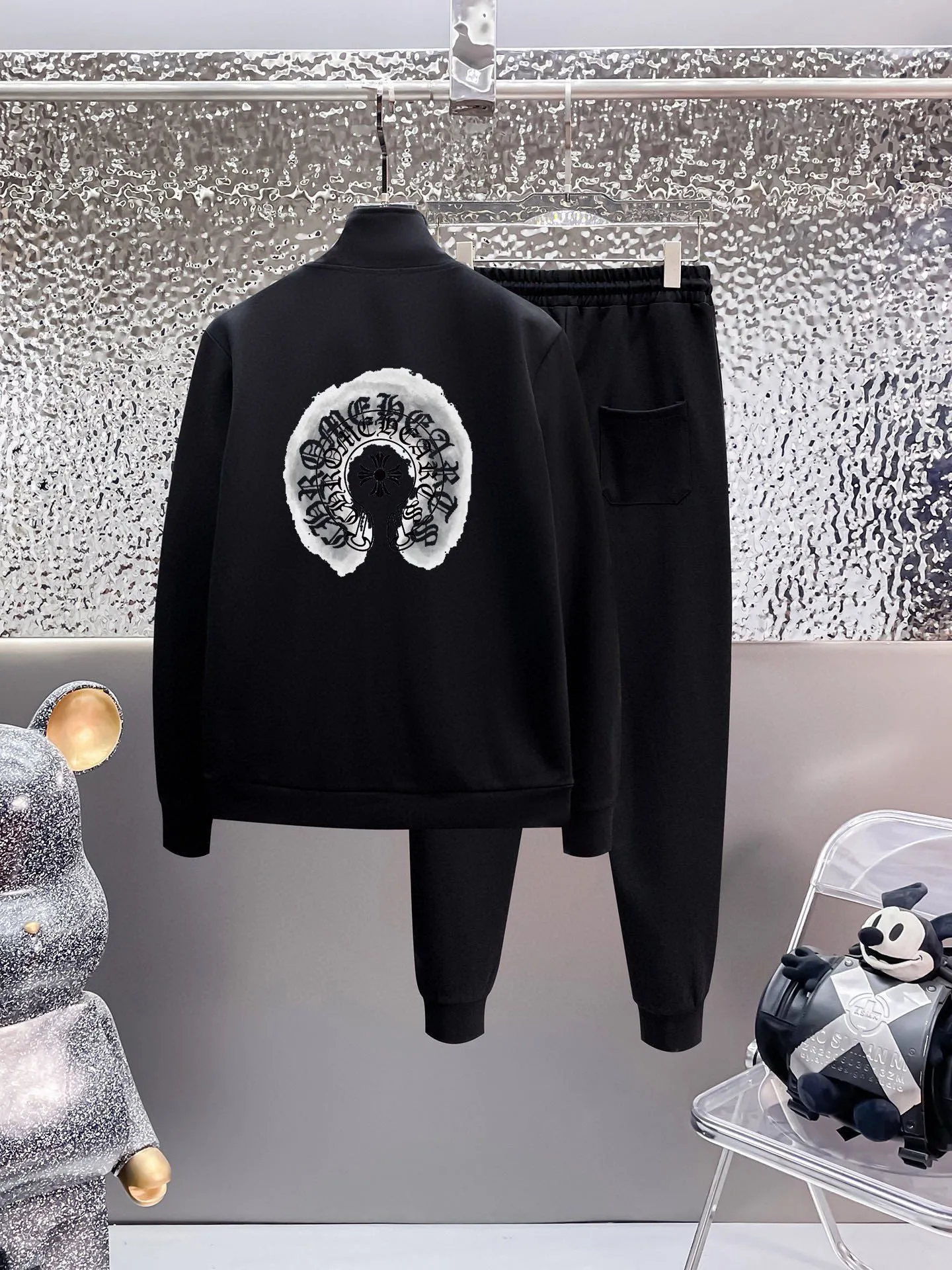 🅿️420 [ChampionHearts] (Fat Man Gospel) hot-selling suit is coming. Focus on the original version of the official website. 2025 new hot-selling cardigan sweater suit. The original order is the best. 🇭🇰The meticulous work of top designers. It has a fitting and perfect upper body effect. 100% natural high-quality Roman cotton, close-fitting comfort, noble and elegant! Original hardware embodies elegance and nobility! Counter size: M-5XL (maximum wear up to 220 pounds)